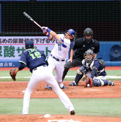 DeNA対ヤクルト　4回裏DeNA1死一塁、空振り三振に倒れる筒香。投手原（撮影・河野匠）