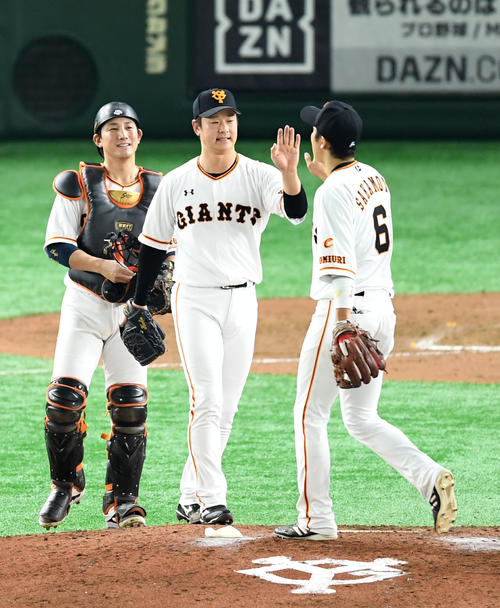 巨人対中日　中日に勝利しタッチを交わす巨人中川（中央）（撮影・横山健太）