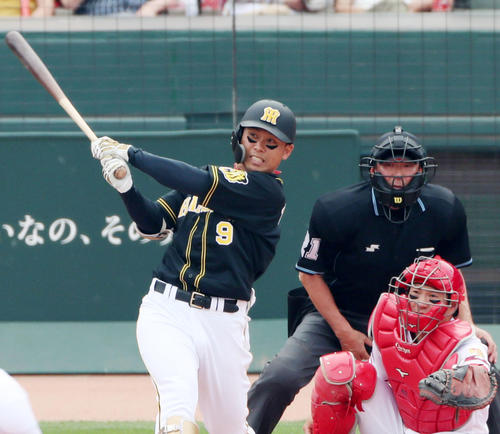 広島対阪神　2回表阪神2死一、三塁、高山は右前適時打を放つ（撮影・加藤哉）