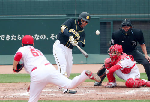 広島対阪神　7回表阪神1死一塁、高山は中前打を放つ（撮影・加藤哉）