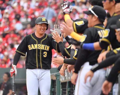 2回表阪神2死三塁、マルテの左前適時打で生還し笑顔でハイタッチする大山（撮影・上田博志）