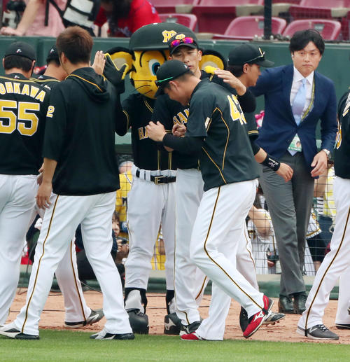 広島に勝利し守屋（右）の肩を叩いて握手する矢野監督（撮影・加藤哉）