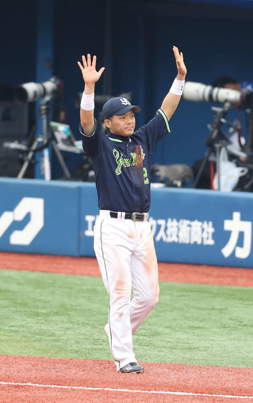 DeNA対ヤクルト　連敗を16で止める決勝打を放った大引はファンの声援に手を上げて応える（撮影・河野匠）
