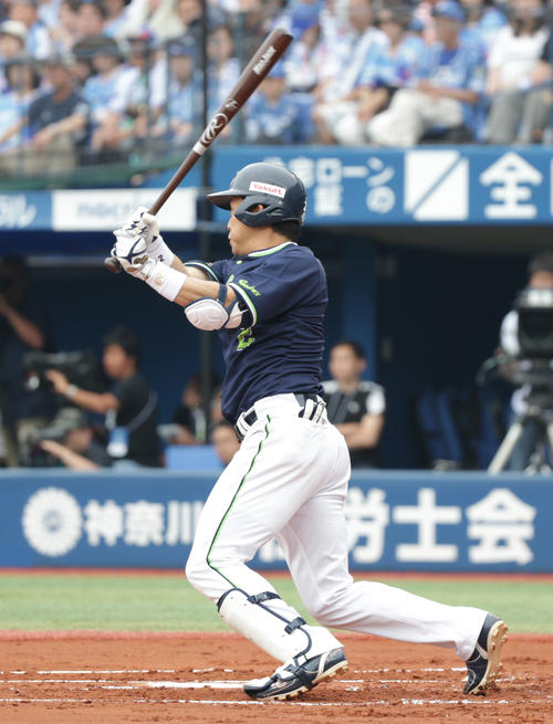 DeNA対ヤクルト　1回表ヤクルト2死満塁、3点適時二塁打を放つ大引（撮影・中島郁夫）