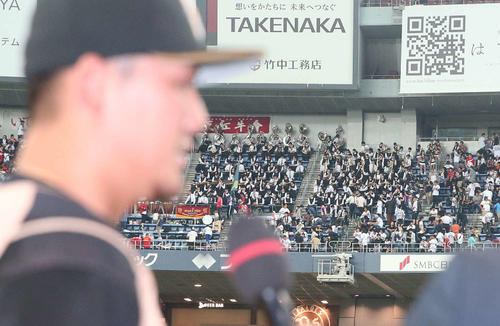 オリックス対日本ハム　ヒーローインタビュー中、大阪桐蔭のブラスバンド部の声援をうける中田（撮影・黒川智章）