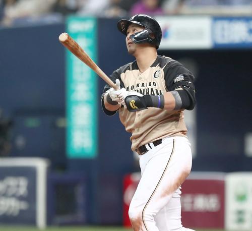オリックス対日本ハム　4回表日本ハム2死満塁、左越え満塁本塁打を放つ中田（撮影・黒川智章）