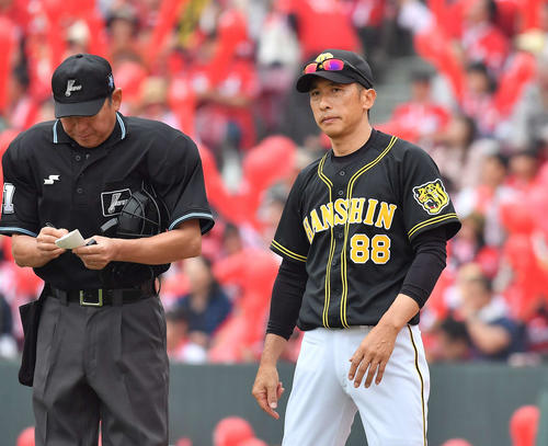投手交代を告げる矢野監督（撮影・上田博志）