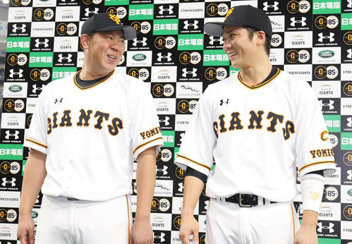 巨人対中日　中日に勝利しヒーローインタビューを受ける巨人山口（左）と坂本勇は見合って笑顔を見せる（撮影・垰建太）