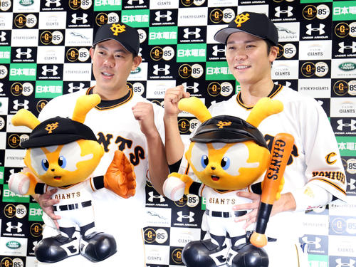 巨人対中日　中日に勝利し笑顔で写真に納まる巨人山口（左）と坂本勇（撮影・垰建太）