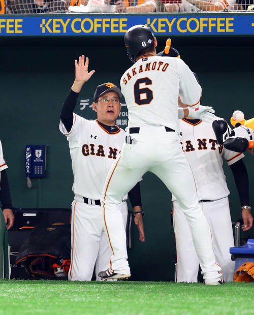 巨人対中日　3回裏巨人1死、右越えソロ本塁打を放った坂本勇（手前）をタッチで出迎える原監督（撮影・垰建太）