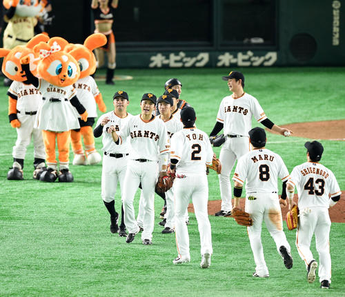 巨人対中日　中日に勝利しタッチを交わす坂本勇人（中央）ら巨人ナイン（撮影・横山健太）
