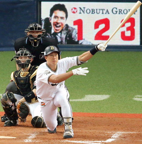 8回裏オリックス2死一塁、杉本裕太郎は左越え2点本塁打を放つ（撮影・上山淳一）