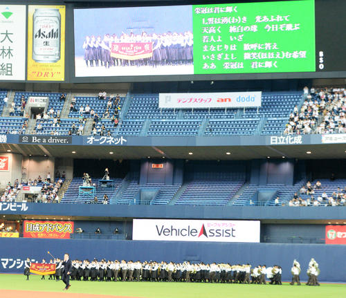 試合前、高校野球大会歌を演奏する大阪桐蔭吹奏楽部（撮影・渦原淳）