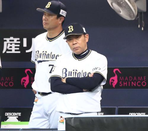 オリックス対日本ハム　ベンチで渋い表情の西村監督（撮影・黒川智章）