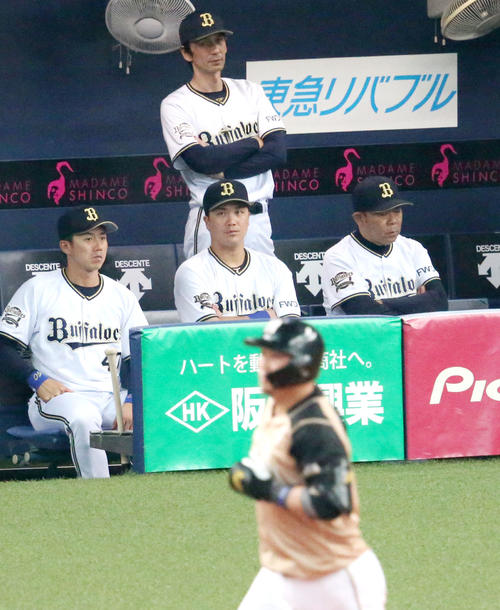 4回表日本ハム2死満塁、西村徳文監督（右）は中田翔（手前）に左越え満塁本塁打を打たれガックリする（撮影・上山淳一）