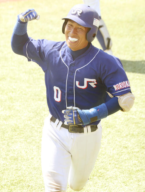 JR盛岡対富士通アイソテックベースボールクラブ　3回表JR盛岡1死一塁、左越え本塁打を放ち大喜びする三森（撮影・野上伸悟）