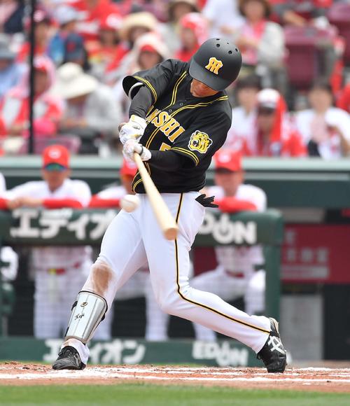 2回裏阪神1死二、三塁、右前に適時打を放つ近本光司（撮影・上田博志）