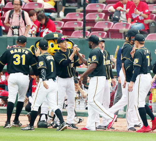 広島に勝利しガルシア（左から4人目）とタッチする矢野監督（撮影・加藤哉）