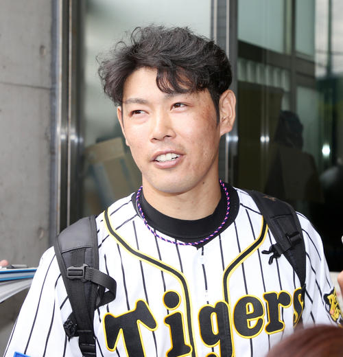 記者の質問に丁寧に答える阪神原口（2019年5月9日）