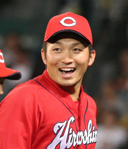 5月17日の阪神対広島　4回裏阪神2死一、二塁、鈴木誠也（手前）は自らの好送球でピンチを切り抜け笑顔を見せる（撮影・上山淳一）