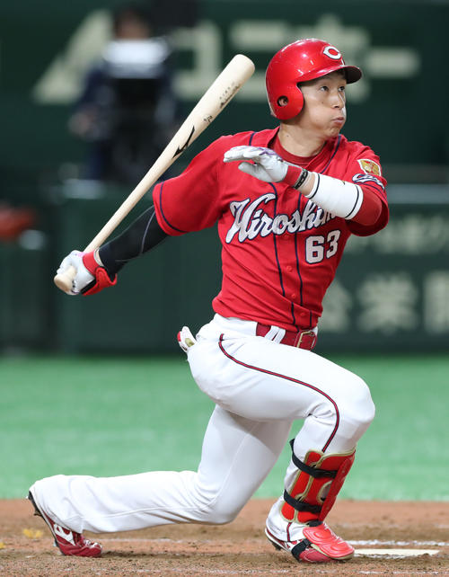 5月25日の巨人対広島　6回表広島2死一、二塁、右翼に適時二塁打を放つ西川（撮影・垰建太）