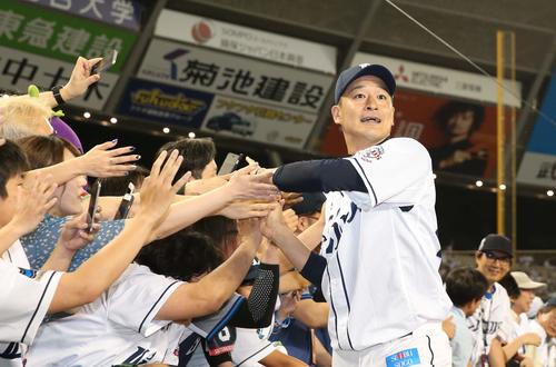 5月24日の西武対日本ハム　試合後、ファンとハイタッチする平井（撮影・黒川智章）