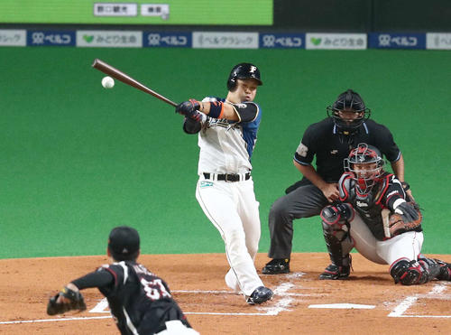 5月30日の日本ハム対ロッテ　1回裏日本ハム1死二塁、右中間に適時二塁打を放つ近藤（撮影・黒川智章）