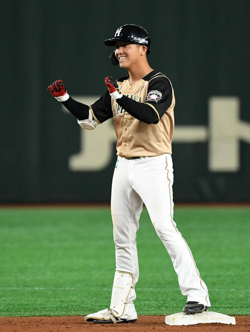 5月16日の楽天対日本ハム　7回表日本ハム1死三塁、右越え適時二塁打を放ち、塁上で笑顔を見せる平沼（撮影・横山健太）