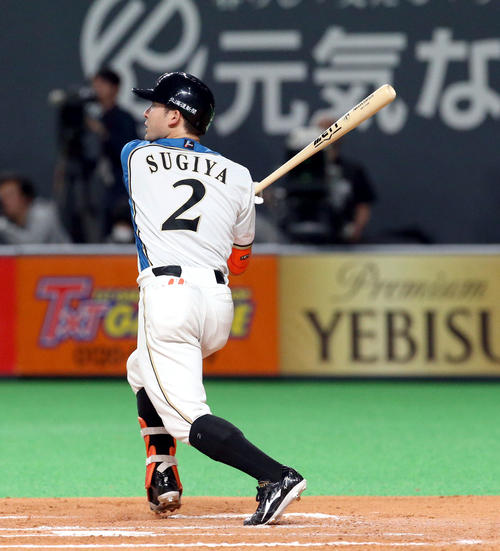 5月23日の日本ハム対楽天　6回裏日本ハム2死二塁、杉谷は右越え2点本塁打を放つ（撮影・佐藤翔太）