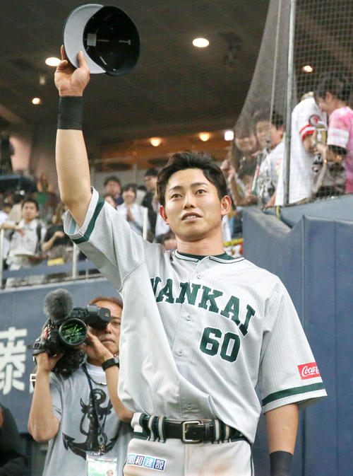 5月29日のオリックス対ソフトバンク　ヒーローインタビューを終えファンにあいさつするソフトバンク釜元
