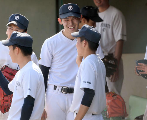 大船渡対佐久長聖　7回表終了後、ベンチに戻り笑顔を見せる大船渡・佐々木（撮影・たえ見朱実）