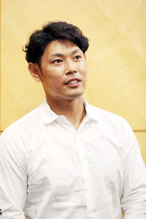 1軍に合流し、記者の取材に答える阪神原口（撮影・前田充）