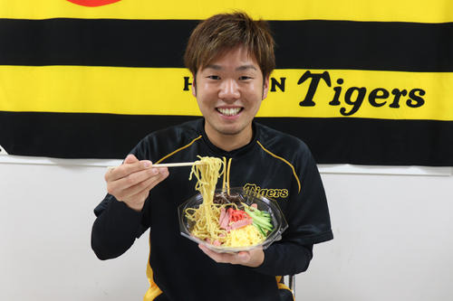 西選手コラボグルメ（撮影・清水貴仁）