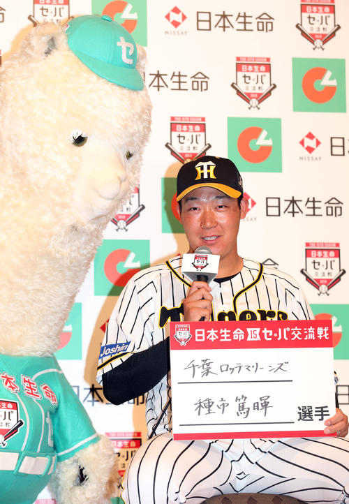 日本生命セ・パ交流戦の会見で、セカくんがのぞく中、対戦したい相手を同席したロッテ種市篤暉と記す大山（撮影・狩俣裕三）