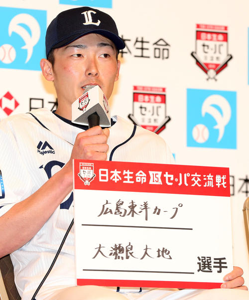 日本生命セ・パ交流戦の会見で、対戦したい相手を大瀬良と記す源田（撮影・狩俣裕三）