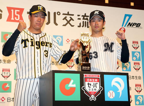 日本生命セ・パ交流戦の会見で、優勝トロフィーを前に、記念撮影をする大山（左）と種市（撮影・狩俣裕三）