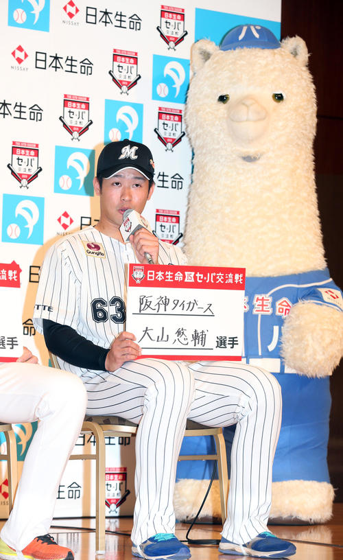 日本生命セ・パ交流戦の会見で、対戦したい相手を同席した大山と記す種市（撮影・狩俣裕三）