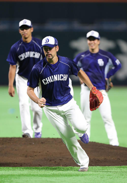 ノックで軽快な動きを見せる阿知羅（撮影・梅根麻紀）