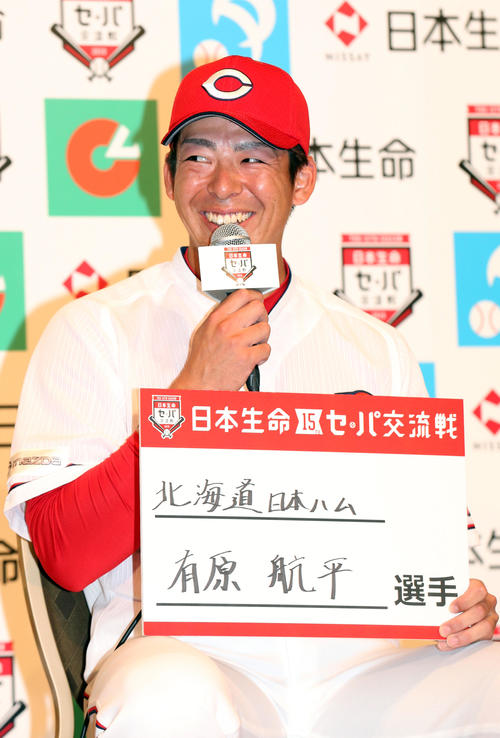 日本生命セ・パ交流戦の会見で、対戦したい相手を有原と記す野間（撮影・狩俣裕三）