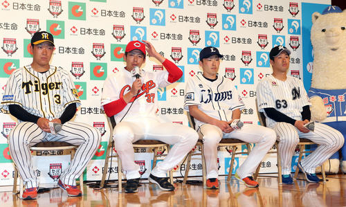 日本生命セ・パ交流戦の会見で、質問に答える野間（左から2人目）、左から大山、1人おいて源田、種市（撮影・狩俣裕三）