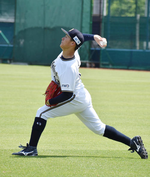 DeNA戦へ向けキャッチボールで調整するオリックス山本