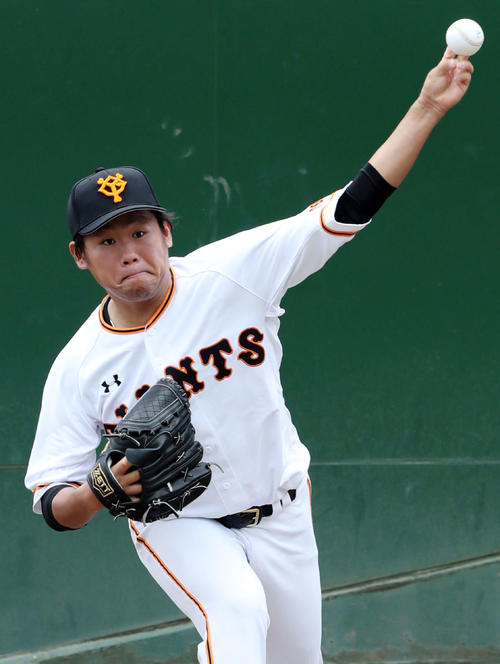 ブルペンで投球練習する巨人田口（撮影・垰建太）