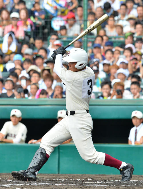 夏の甲子園準々決勝の九州国際大付戦で本塁打を放つ早実時代の清宮(2015年8月17日撮影)
