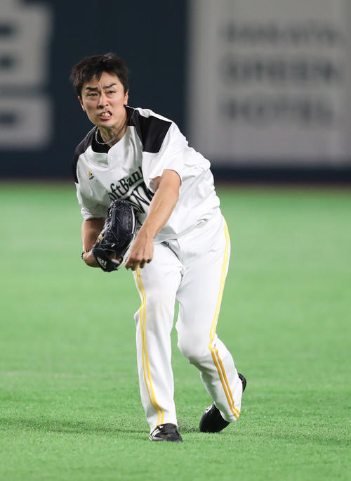 キャッチボールで調整する和田毅（撮影・梅根麻紀）