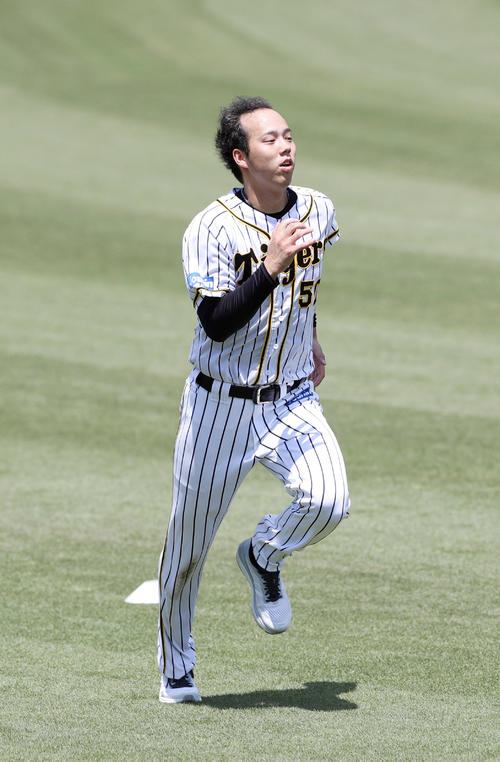 外野でダッシュを繰り返す阪神青柳（撮影・前田充）