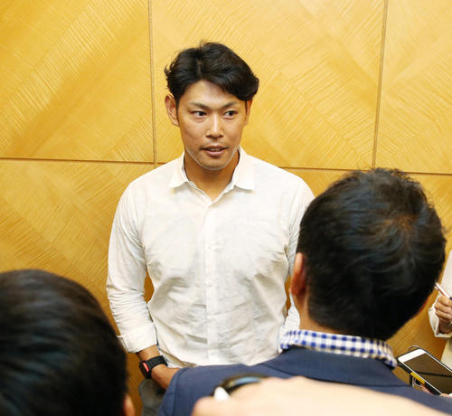 1軍に合流し、記者の取材に答える阪神原口（中央）（撮影・前田充）