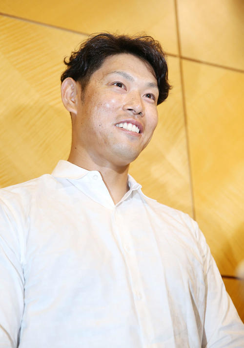 1軍に合流し、記者の質問に笑顔で答える阪神原口（撮影・前田充）