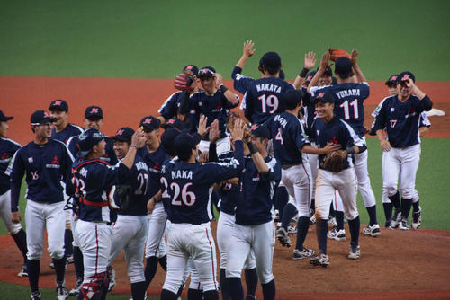 優勝して喜ぶ三菱重工神戸・高砂ナイン（撮影・望月千草）