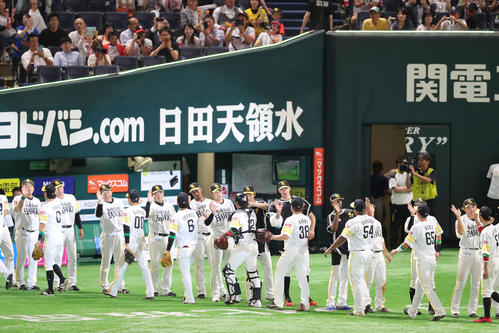 中日に勝利を飾りハイタッチをかわすソフトバンクナイン（撮影・梅根麻紀）