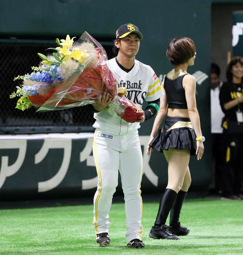 ソフトバンク対中日　通算1000試合出場を果たした今宮は花束を受け取る（撮影・栗木一考）